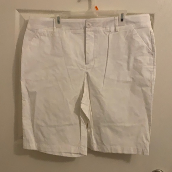 CJ Banks Pants - 🔴10/$25 CJ Banks White Shorts 16W